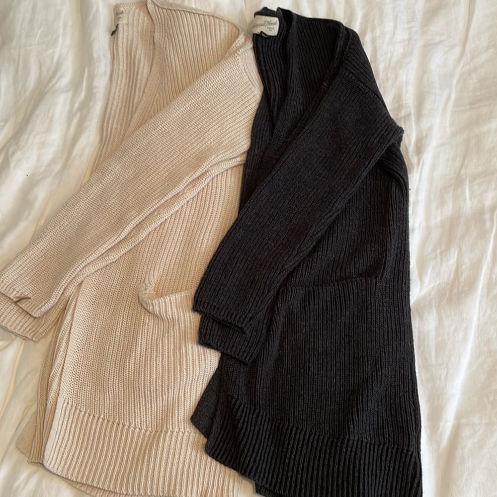 2 Target/Universal Threads Cozy Cardigans with pockets- size M black and Off Whi